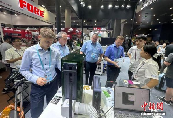 牛津配资 广交会观察：中国出口产品向新向优“圈粉”境外采购商